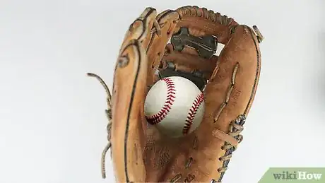 Imagen titulada Clean a Baseball Glove Step 10