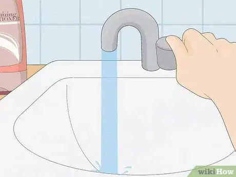 Imagen titulada Wash Hair in a Sink Step 5