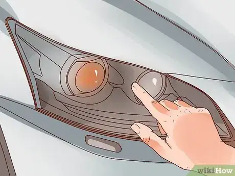 Imagen titulada Instantly Remove Oxidation from Headlight Without Sandpaper Step 3