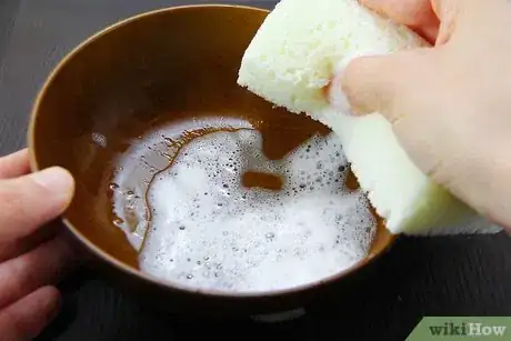 Imagen titulada Clean Wooden Bowls Step 1