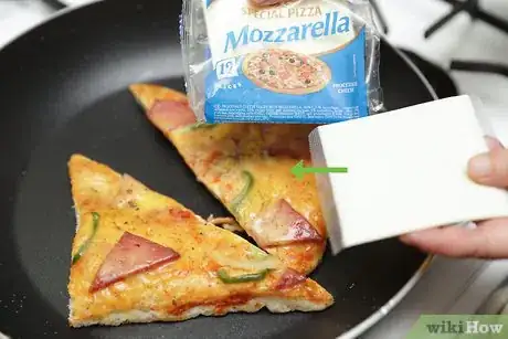 Imagen titulada Revitalize Day Old Pizza in a Microwave Step 10