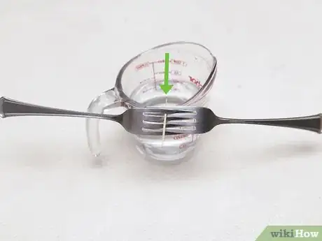 Imagen titulada Balance a Soda Can at a 45 Degree Angle Step 13