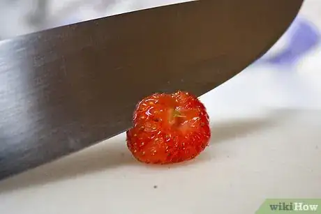 Imagen titulada Cut strawberries Step 3