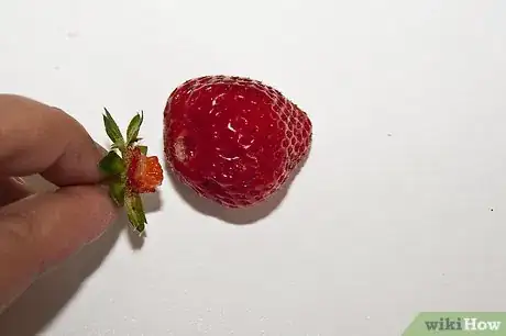 Imagen titulada Cut strawberries Step 2