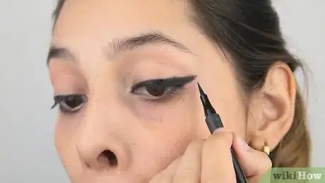 Imagen titulada Apply Artsy Eyeliner Step 12