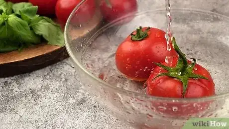 Imagen titulada Freeze Tomatoes Step 2