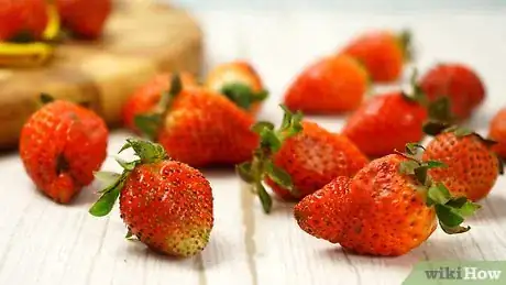 Imagen titulada Clean Strawberries Step 1