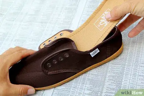 Imagen titulada Bleach Colored Canvas Shoes Step 15