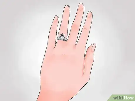 Imagen titulada Wear a Claddagh Ring Step 4