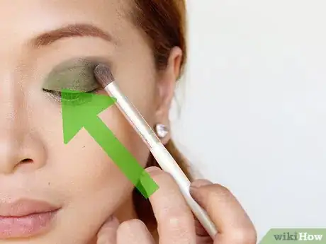 Imagen titulada Do Makeup for Green Eyes Step 3
