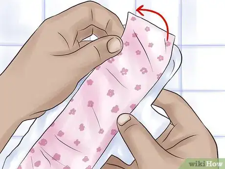 Imagen titulada Change a Sanitary Pad Step 8