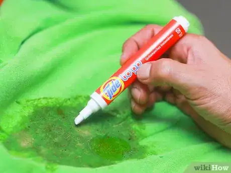 Imagen titulada Remove Vomit Stains from Clothing Step 7