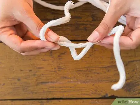 Imagen titulada Tie a Fisherman's Knot Step 5