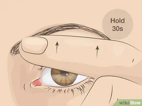 Imagen titulada Curl Your Eyelashes Without an Eyelash Curler Step 15