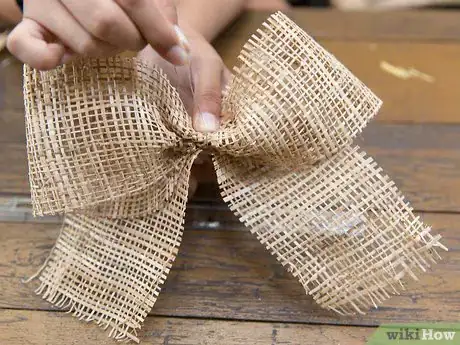 Imagen titulada Make a Burlap Bow Step 3