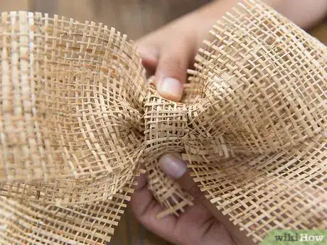 Imagen titulada Make a Burlap Bow Step 5