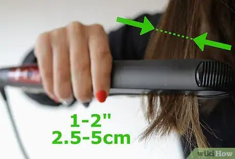 Imagen titulada Make Beach Waves in Your Hair With a Flat Iron Step 13