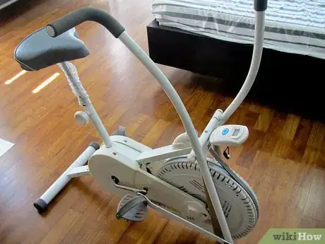 Imagen titulada Use an Exercise Bike Step 1