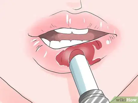 Imagen titulada Bite Your Lip Seductively Step 4