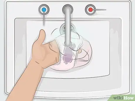 Imagen titulada Remove Blood from Your Underwear After Your Period Step 2