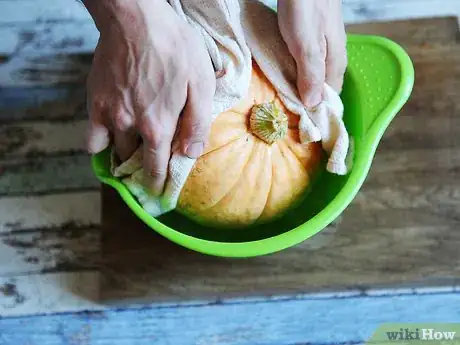 Imagen titulada Peel an Acorn Squash Step 2