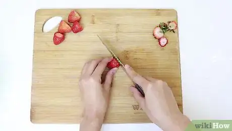 Imagen titulada Dry Strawberries Step 1