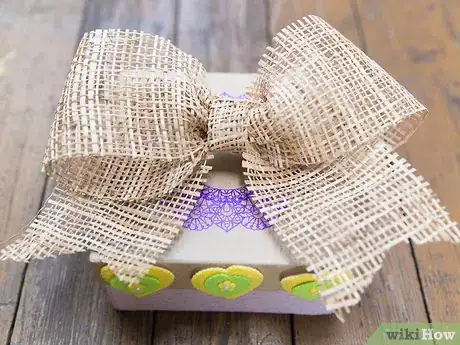 Imagen titulada Make a Burlap Bow Step 7