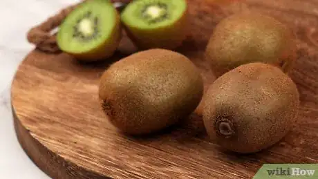 Imagen titulada Cut a Kiwi Step 1