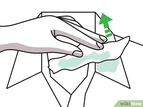 Imagen titulada Get a Makeup Stain out of Clothes Without Washing Step 18