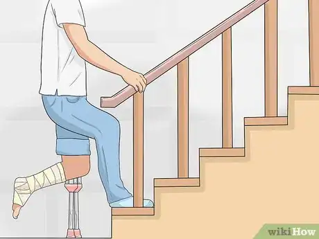 Imagen titulada Go Upstairs with Crutches Step 8