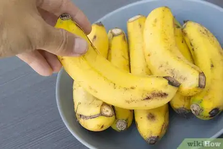 Imagen titulada Whiten Your Teeth with Banana Peel Step 2