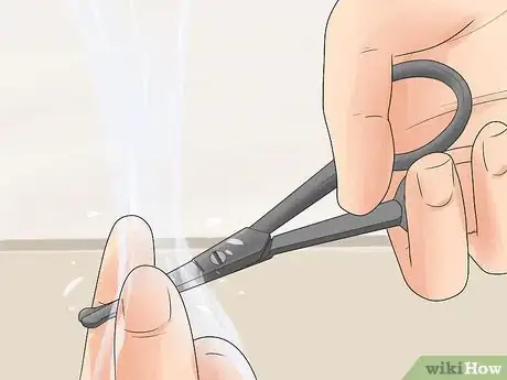 Imagen titulada Trim Your Nose Hairs in a Safe Way Step 8