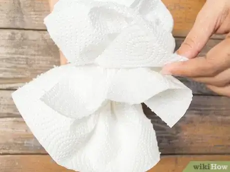 Imagen titulada Make Flowers Made of Toilet Paper Step 3