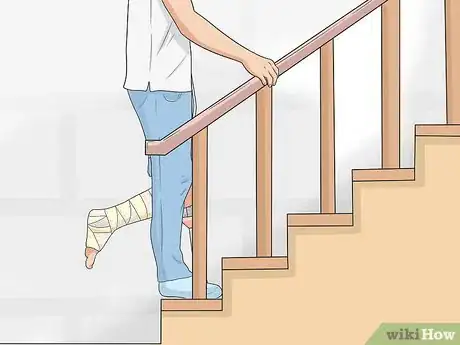 Imagen titulada Go Upstairs with Crutches Step 9