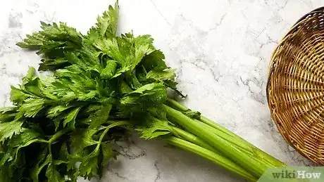 Imagen titulada Eat Celery Step 1