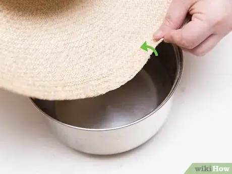 Imagen titulada Fix a Squashed Straw Hat Step 2