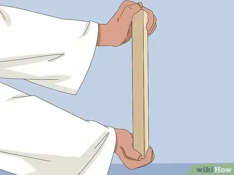 Imagen titulada Break Boards with Your Bare Hands Step 5