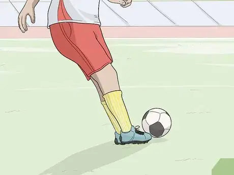 Imagen titulada Pass a Soccer Ball Step 10