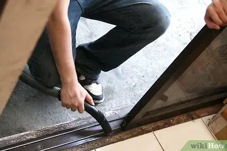 Imagen titulada Clean and Lubricate a Sliding Glass Door Step 17