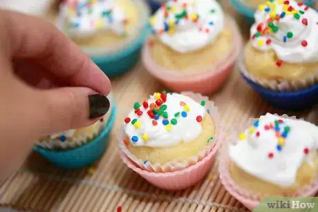 Imagen titulada Bake Mini Cupcakes Step 15