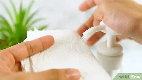 Imagen titulada Make Disinfectant Hand Wipes Step 9