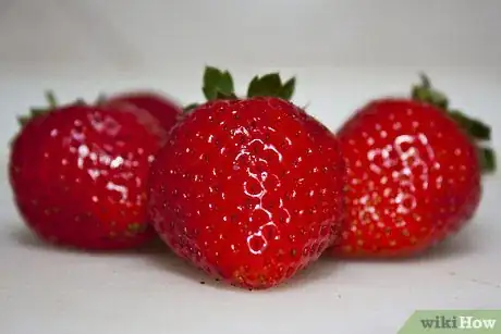 Imagen titulada Cut strawberries Step 1