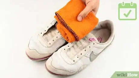 Imagen titulada Clean White Leather Shoes Step 13