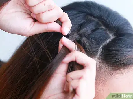 Imagen titulada Braid Short Hair Step 18