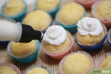 Imagen titulada Bake Mini Cupcakes Step 13