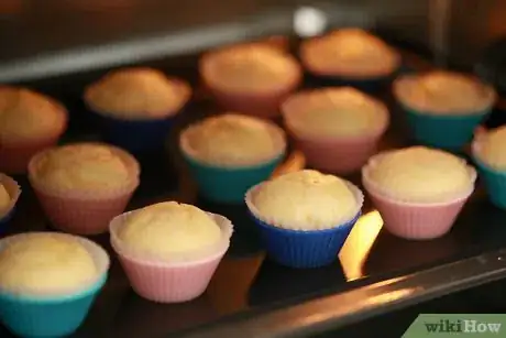 Imagen titulada Bake Mini Cupcakes Step 10