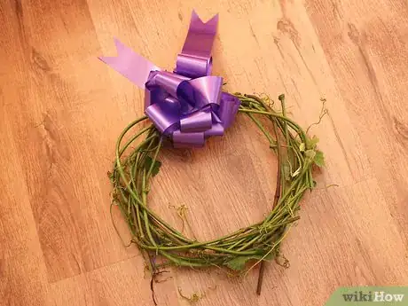 Imagen titulada Make a Grapevine Wreath Step 9