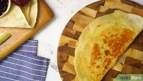 Imagen titulada Make a Quesadilla Step 7