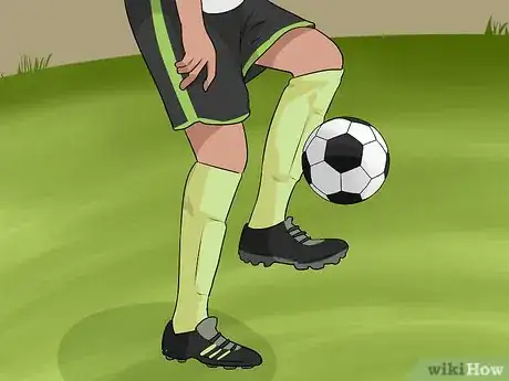 Imagen titulada Half Volley a Soccer Ball Step 13