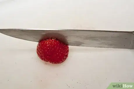 Imagen titulada Cut strawberries Step 5